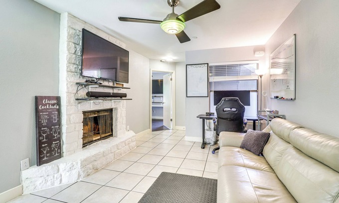 Parker Lane Condominio | 4 Mi to Dtwn: Gem w/ Pool Access & Patio in Austin