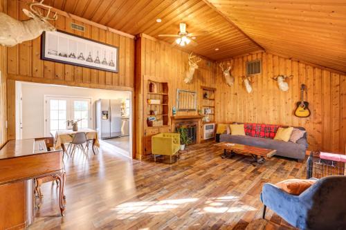 Sans Souci Casa | 4 Mi to Dtwn Home with Fire Pit in Greenville