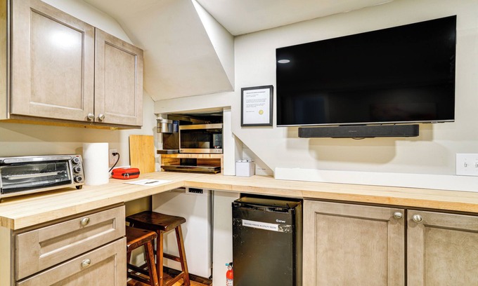 Kingfield Apartamento | 4 Mi to Dtwn Minneapolis: Apt w/Desk & Smart TV!