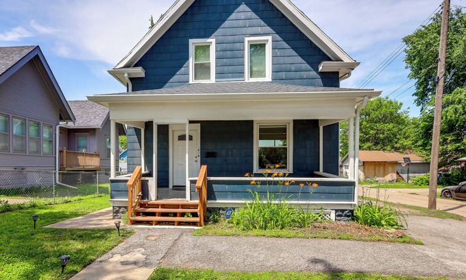 Omaha Casa | 4 Mi to Dtwn Omaha: Spacious Home w/ Fenced Yard!