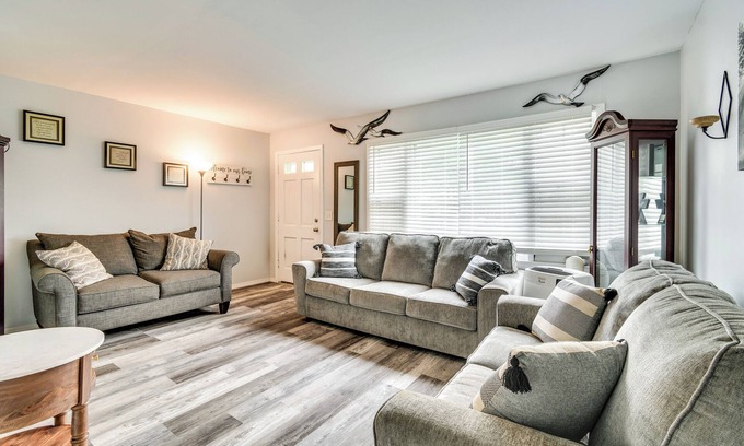 Rochester Apartamento | 4 Mi to Dtwn Rochester: Charming Apt w/ Patio!
