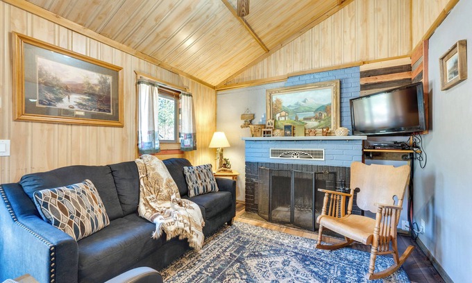 Drake Cabina | 4 Mi to Estes Park: Riverfront Cabin w/ Grill!