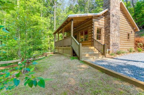 Cherry Log Casa | 4 Mi to Fall Branch Falls Peaceful Cabin with Deck