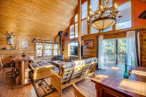 Florissant Casa | 4 Mi to Fossil Beds Private Log Cabin on 3 Acres