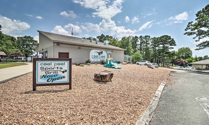 Fairfield Bay Condominio | 4 Mi to Greers Ferry Lake: Condo w/ Deck & Balcony