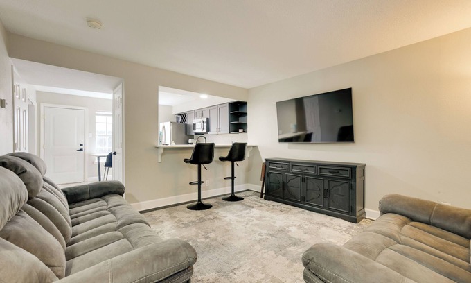 Humble Casa | 4 Mi to IAH: Suburban Houston Townhome