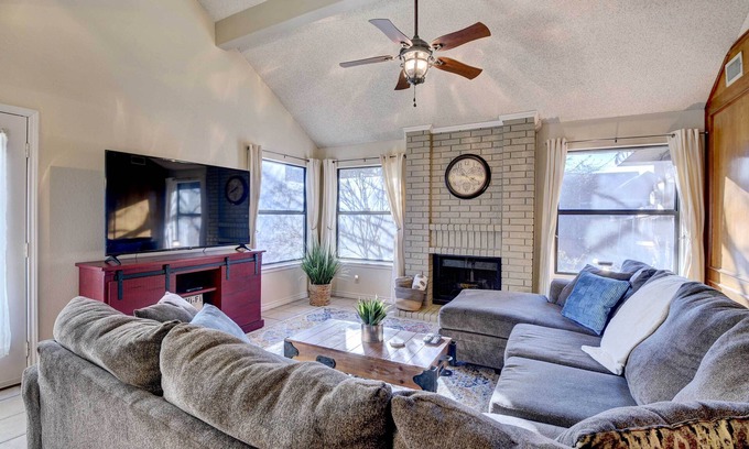South Arlington Casa | 4 Mi to Joe Pool Lake: Home in Grand Prairie