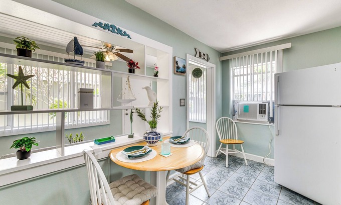 St. Pete Beach Apartamento | < Half-mi to Shore: Walkable Apt in St Pete Beach!