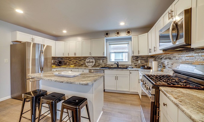 East Chicago Casa | 4 Mi to Lake Michigan: East Chicago Home w/ Grill