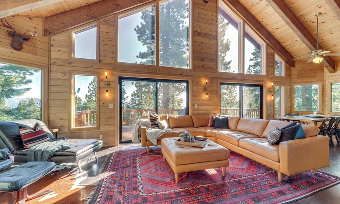 Kingswood Estates Cabina | 4 Mi to Lake Tahoe: Family Cabin w/ 3 Decks!