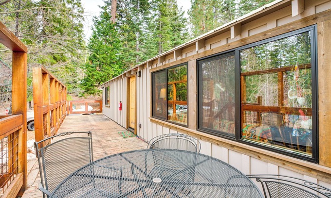 South Lake Tahoe Cabina | 4 Mi to Lake Tahoe: Cozy Cabin w/ Deck!