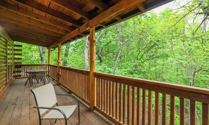 Sylvan Shores Cabina | 4 Mi to Marina: Cozy Log Cabin in Eureka Springs!