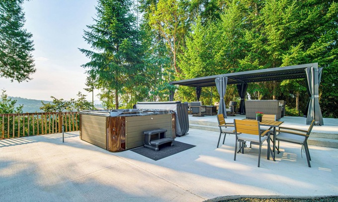 Roseburg Villa | 4 Mi to River: Umpqua Valley Villa w/Fire Pit!