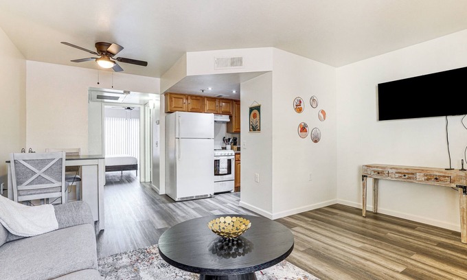 Sun City West Condominio | 4 Mi to Surprise Stadium: Condo w/ Pool!