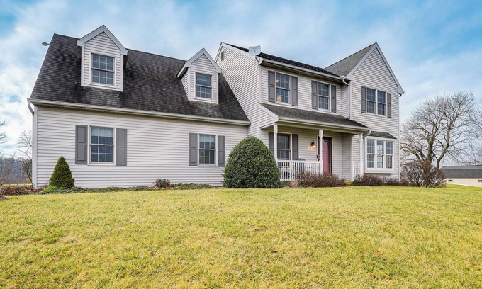 Ronks Casa | 4 Mi to the Amish Village: Spacious Home w/ Deck!