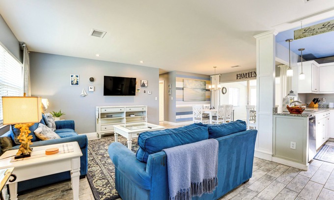 Venice Gardens Casa | 4 Mi to Venice Beach: Home w/ Patio & Yard