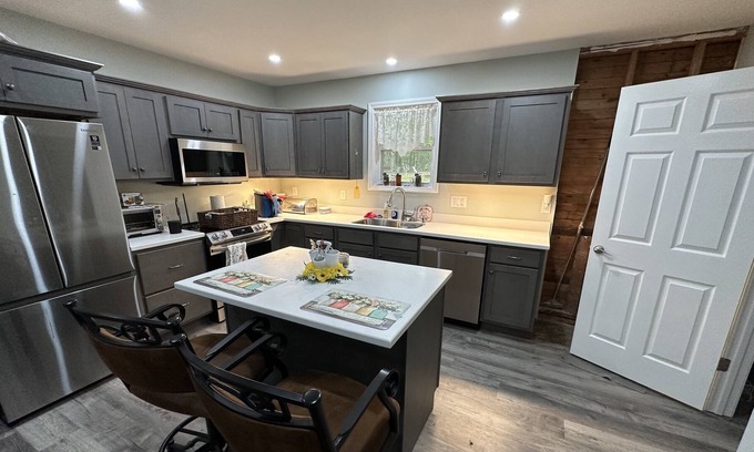 Eva Apartamento | 4 miles from Nathan Bedford Forest State Park and Kentucky Lake