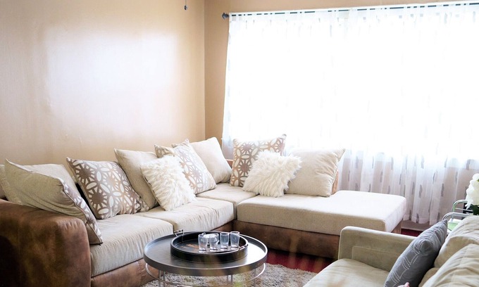 Queens Casa | 4 miles or 10 minutes from JFK Airport! Entire 2,100 sq ft Family-sized unit