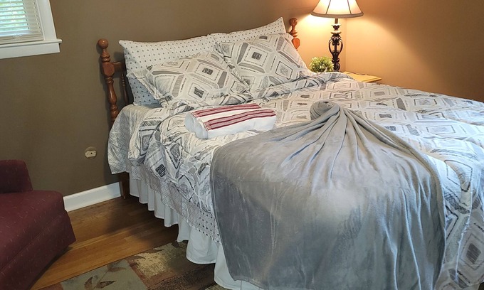 Greater Valley Brook Casa | 4 miles to CDC, VA & EMORY Master bedroom with en suite bath