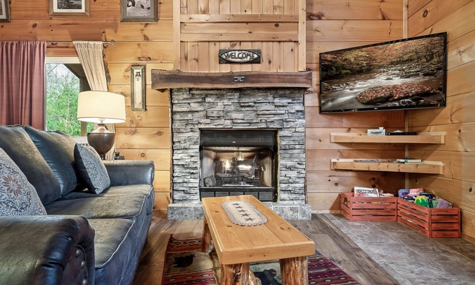 Hemlock Hills Cabina | 4 Miles to Downtown Gburg~HotTub~Firepit