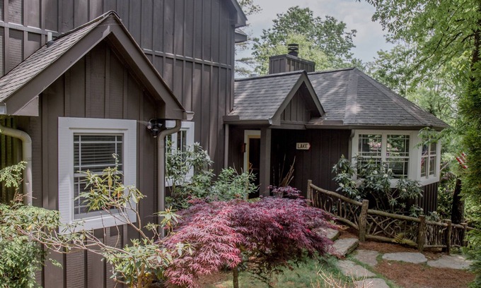 Mirror Lake Cabina | Wyanoak Lodge: Cabaña Intown Designer. Chimeneas interiores / exteriores y porche con mosquitero