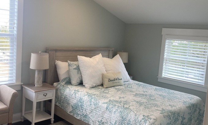 Emerald Isle Apartamento | 4-minute walk to beautiful Emerald Isle beach access.