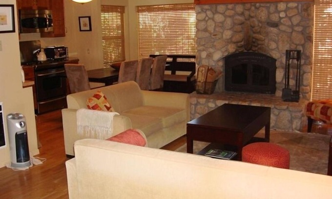 Mammoth Lakes Condominio | 4 minutos a pie de Canyon Lodge desde el condominio de esquí remodelado de lujo en Chamonix # 83