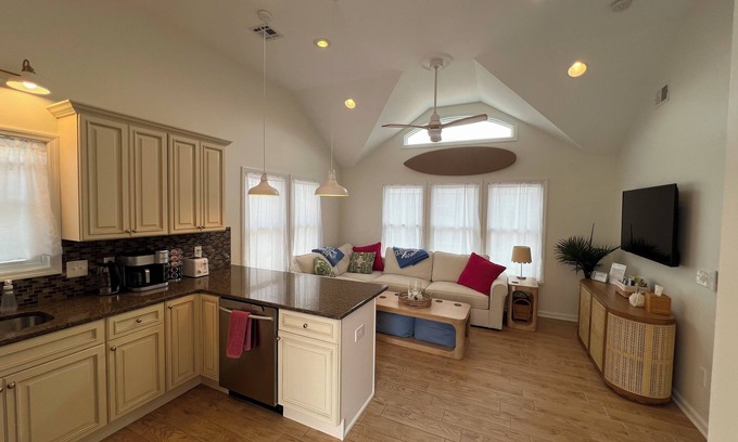 Lavallette Casa | 4 minute walk to the beach! Walking distance to restaurants and shopping!