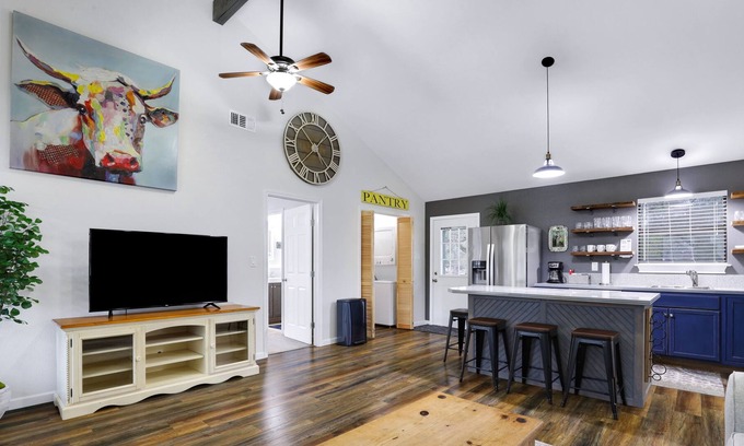 Spring Branch Casa | 4 minutes to the river, cozy hill country getaway