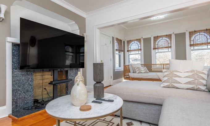Shorewood Casa | 4 Minutes Walk to Lake Michigan Atwater Park Beach, Backyard, Balconies. Pets