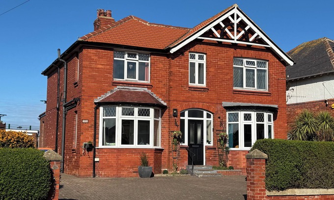 West Cliff Casa | Apto para familias / mascotas, 6 dormitorios / 6 baños con vistas al mar, jardín, estacionamiento, Sky en Whitby