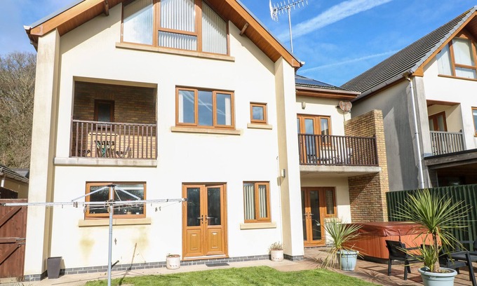 Burry Port Cabaña | 4 OAKLANDS CLOSE, with a garden in Burry Port