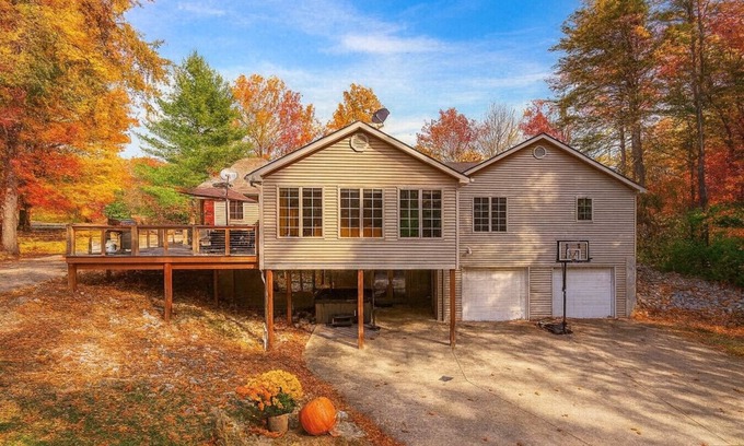 Gnaw Bone Casa | 4 Paws Getaway in Brown County