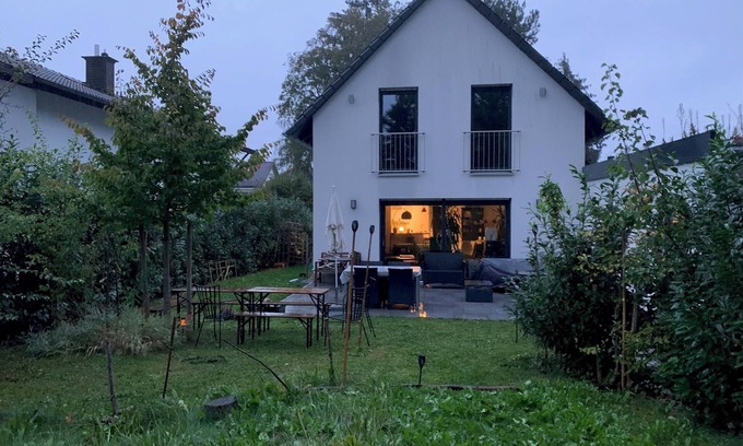 Berg am Laim Cama Y Desayuno | 4 PAX Chill Room in Bed & Breakfast Haus Oase Munich. There are pretzels and coffee