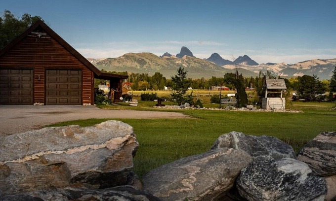 Tetonia Cabina | 4 Peaks Teton Views Log Cabin - Close to Stellar Skiing!