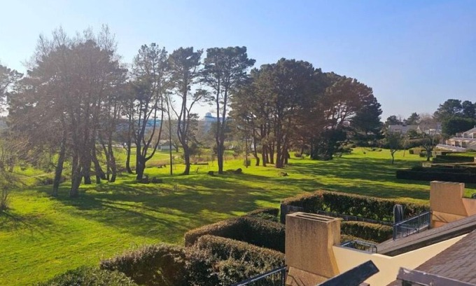 Arzon Apartamento | 4-person apartment overlooking wooded park
