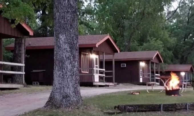 Wisconsin Dells Cabina | Cabaña de alquiler de 4 personas con un dormitorio en el camping