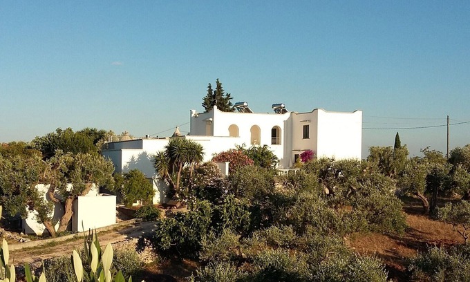 Cisternino Apartamento | 15% de descuento! 4 personas, espacioso apartamento en planta baja, piscina compartida y pista de tenis.
