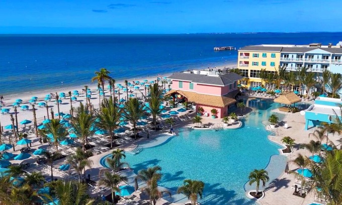 Fort Myers Beach Complejo | 4 Pet-Friendly Rooms with Balcony & Outdoor Pool Near Crescent Beach Park