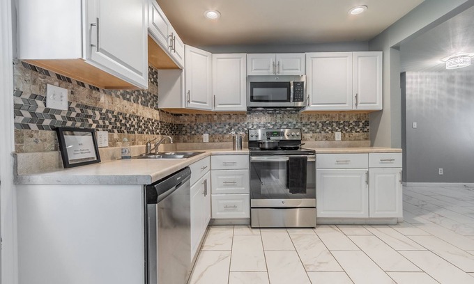 Garland Casa | 4 Queen Beds, Fast WiFi, Free Parking