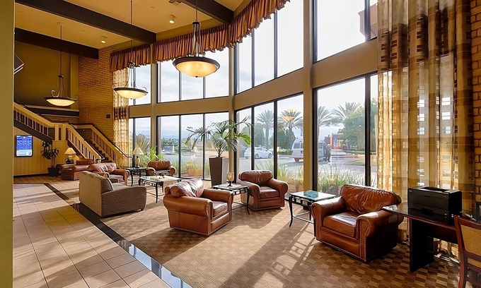 Redding Complejo | 4 Relaxing Units! Outdoor Pool, Parking, Pets Allowed, Near River Side Park!