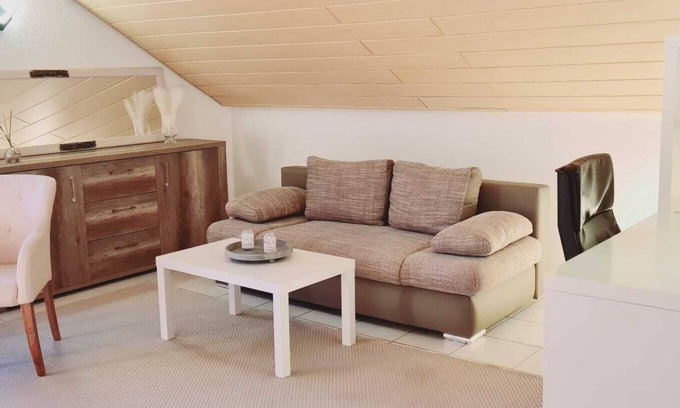 Langensteinbach Apartamento | 4-room apartment with balcony & parking space - central & quiet