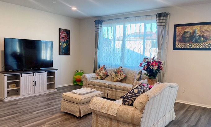 Riverside Casa | 4 ROOMS On One Story House