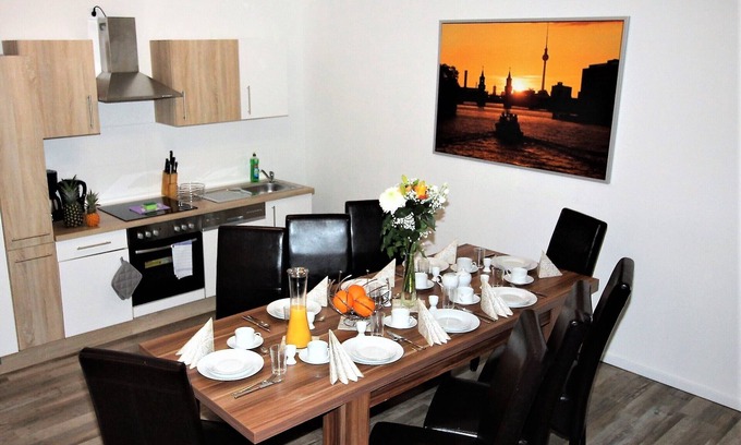 Tempelhof-Schoeneberg Apartamento | 4 habitaciones, hasta 14 personas, muebles de lujo, "hibiscus".