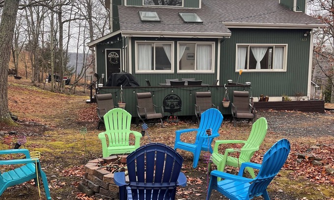 Bushkill Casa | Retiro de montaña lleno de diversión de 4 temporadas en Saw Creek Estates con toneladas de comodidades