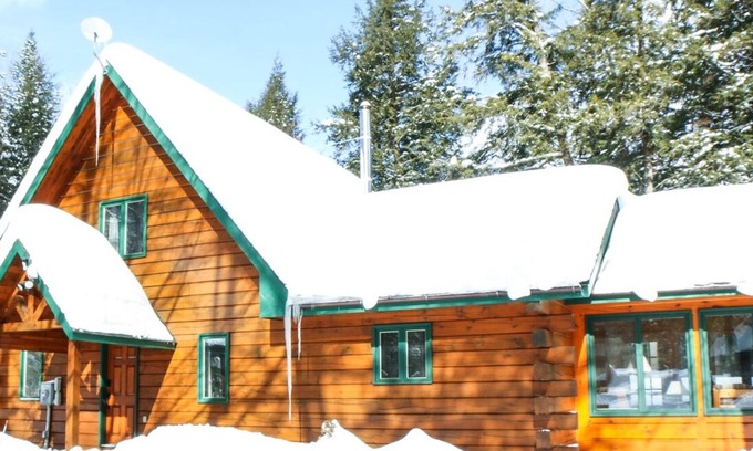 Algonquin Highlands Cabaña | 4-Season Private Log Cottage on Kawagama Lake, fireplaces, sunroom, dock, Wifi