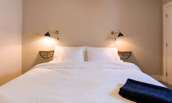 Country Club Plaza Area Apartamento | 4-South Plaza UMKC 2 Bedroom Apartment w/ Parking