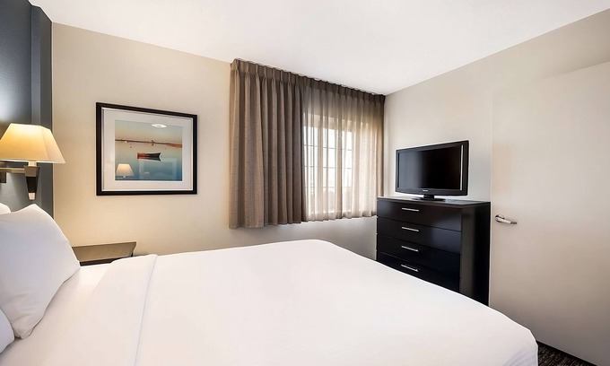 Gahanna Hotel | 4 Spacious Rooms with Breakfast & Parking Near John Glenn Columbus Airport!