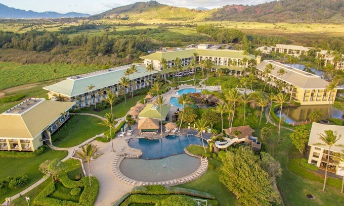 Hanamaulu Complejo | 4 Star Beachfront Resort. King Bed. Lanai. AC. Restaurant. Pool. Gym. Spa.