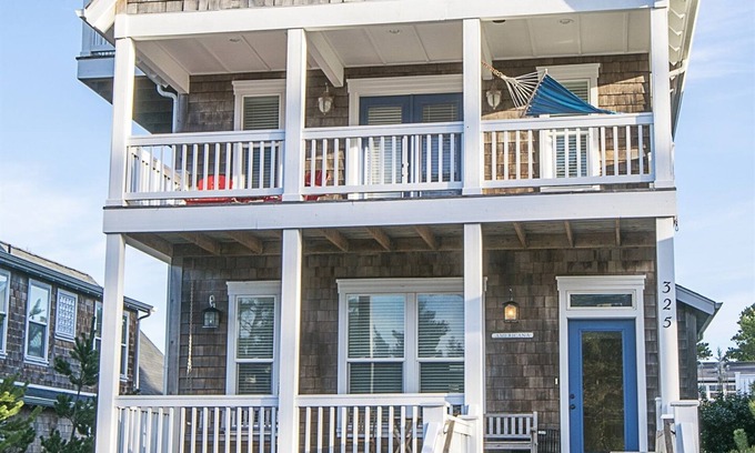Lincoln Beach Cabaña | 4-Stories of pure Fun, HotTub, Bikes, Master wKing